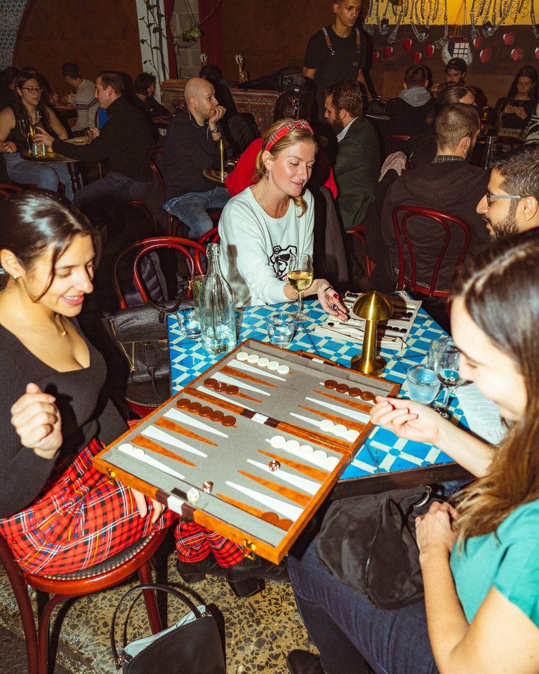 Players at a Fandi Mata backgammon night